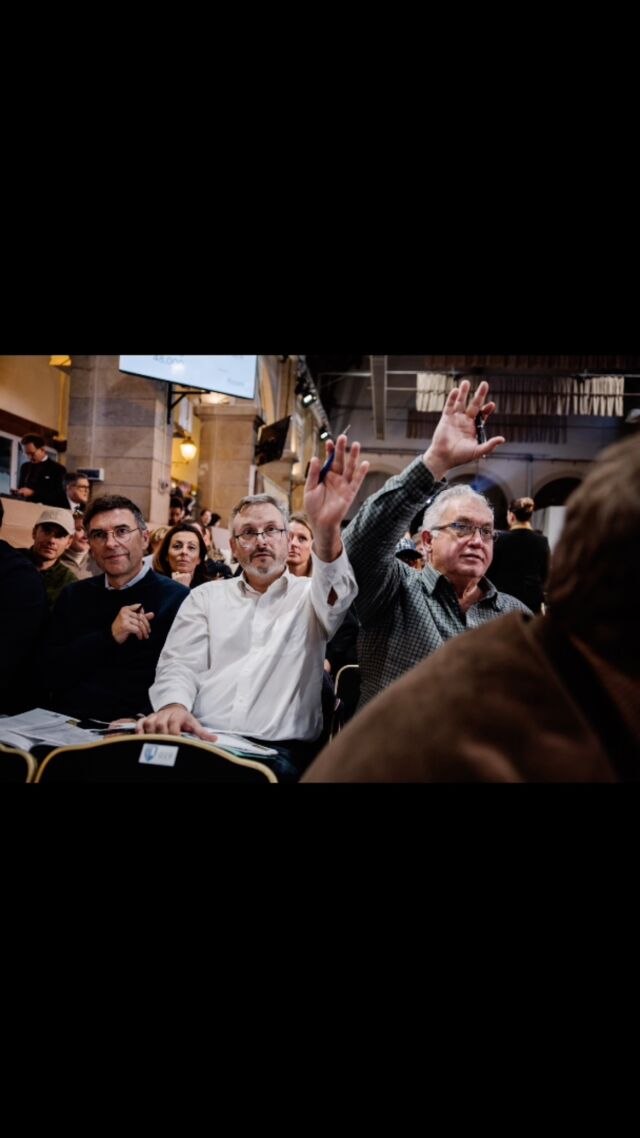 L’INCROYABLE MILLÉSIME 2024, revu en images, aux Hospices de Beaune, ce 3e dimanche de novembre. Une belle aventure en compagnie d’Alaor Lino (Anima Vinum Brasil) qui se termine pour la troisième année en beau geste avec l’achat de la Pièce de Charité ! 🫶 #burgundywine #hospicesdebeaune #winestagram🍷🍇 Photos @jonas.photographie_ 👏👏